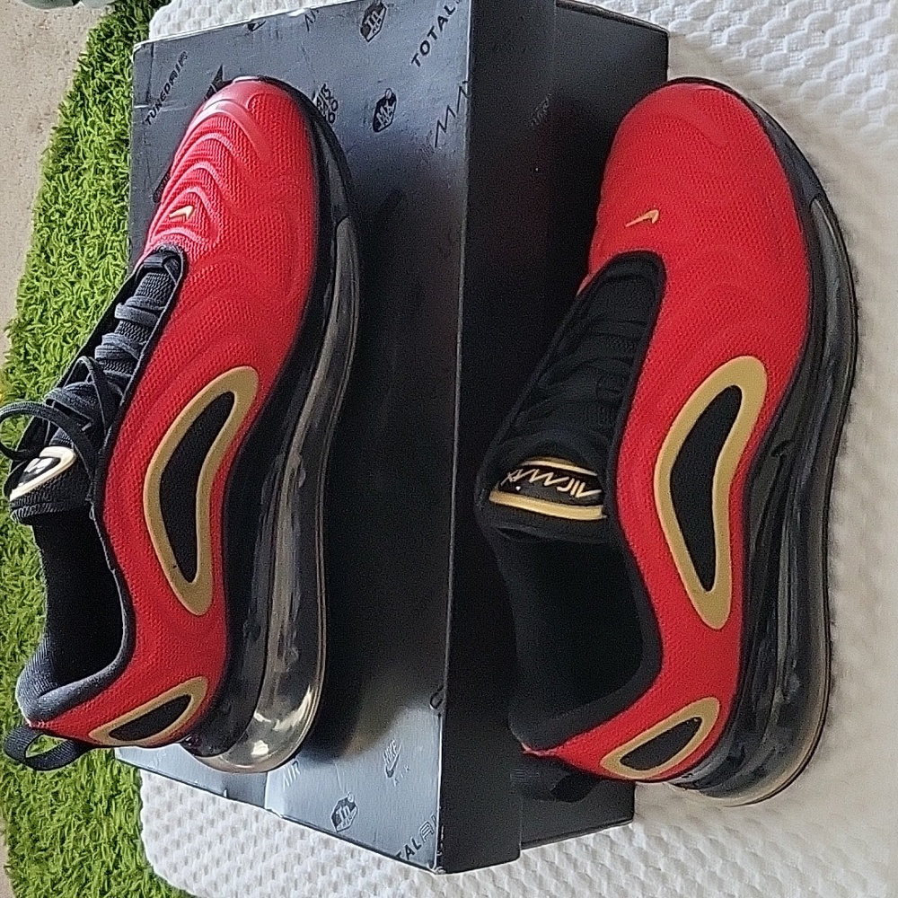 Women's Nike Air Max 720 Sneakers